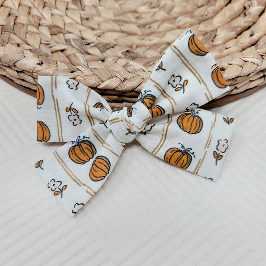 saylor hair bow featuring pumpkin stripe design